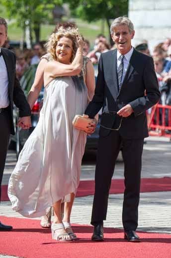 Schauspielerin Michaela May - hier mit ihrem Mann Bernd Schadewald - war nicht die einzige, die mit dem stürmischen Wind auf dem Grünen Hügel zu kämpfen hatte.
