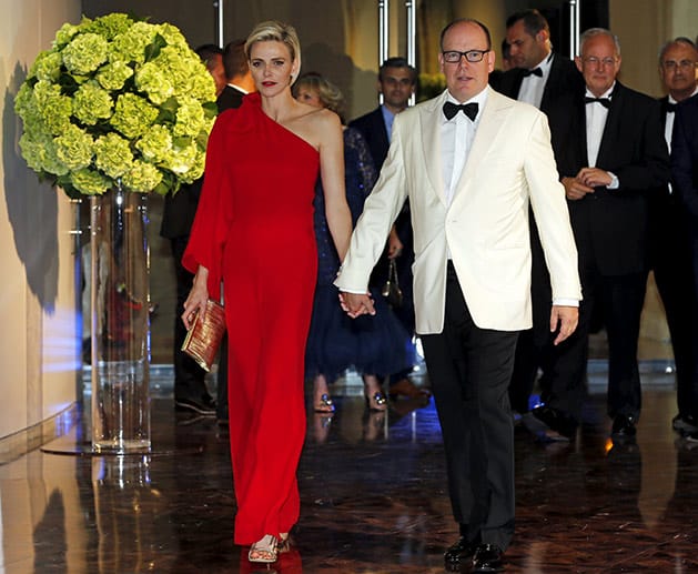 Charlène zieht in ihrem knallroten Hosenkleid am 25. Juli 2015 alle Blicke auf sich. Die Farbe passt zum Anlass: Die beiden besuchen den traditionellen Rot-Kreuz-Ball in Monaco.