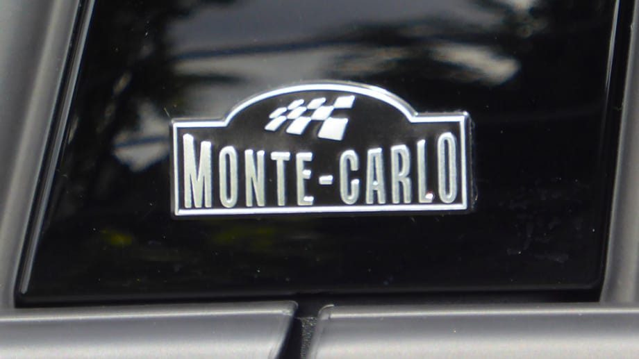 ...wie das "Monte-Carlo"-Logo an den B-Säule.