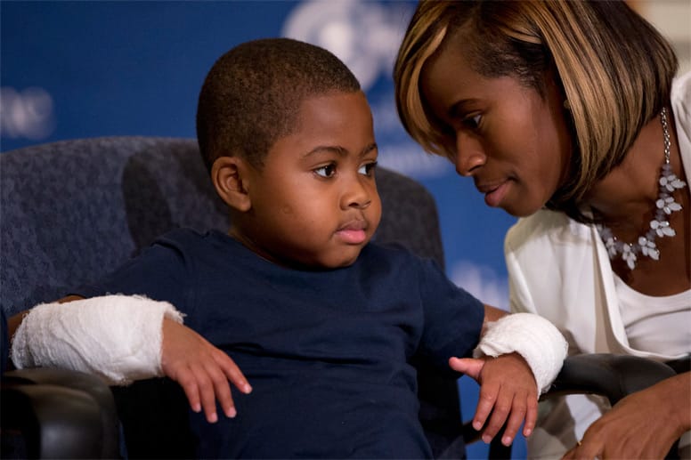 Hand-Transplantation: Zions Mutter Pattie Ray ist glücklich über die große Chance, die ihr Sohn bekommen hat.