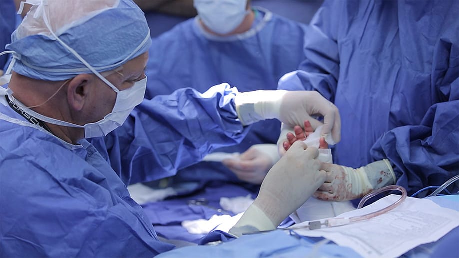 Hand-Transplantation: In einer fast elfstündigen, komplizierten Operation verbinden die Chirurgen die Hände eines Organspenders mit den Armstümpfen von Zion