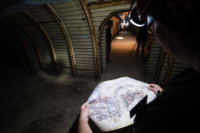 Ein Führer mit einer Skizze des einstigen Tunnel-Systems.