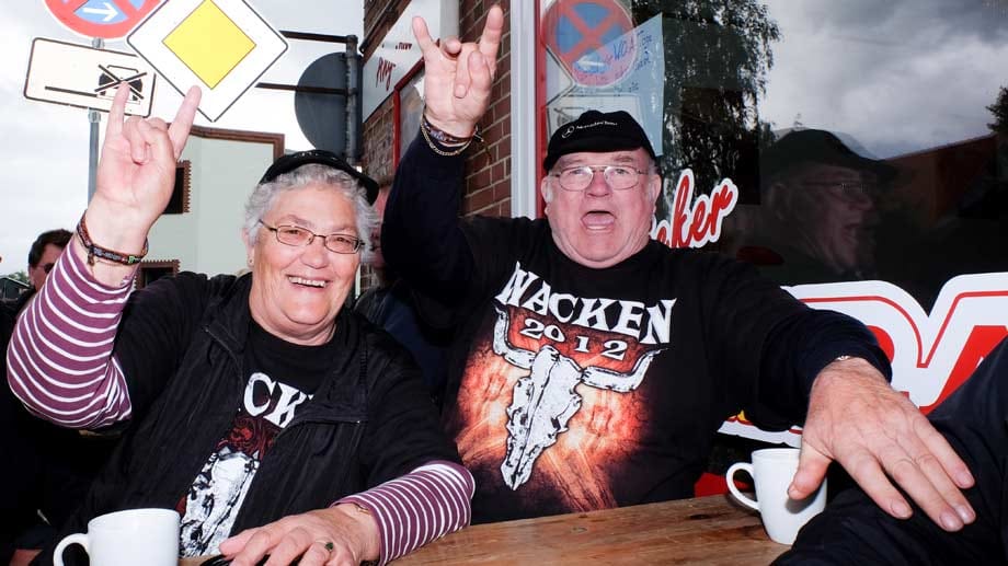 Die Wackener Karl-Heinz Buthmann (78) und Gerda Wertt (75) feiern an der Hauptstraße des Ortes mit.