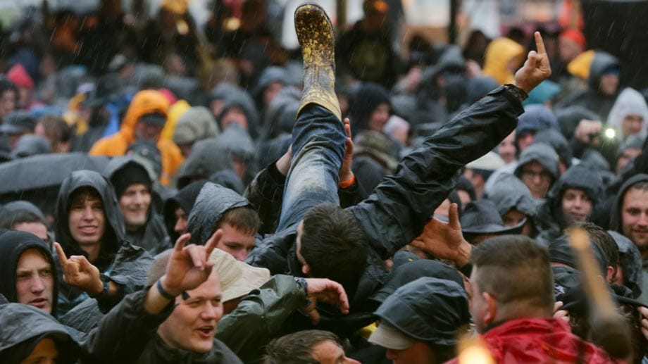 Im Schlammoutfit über die Köpfe der Kollegen getragen zu werden - das gefällt dem Metalfan.