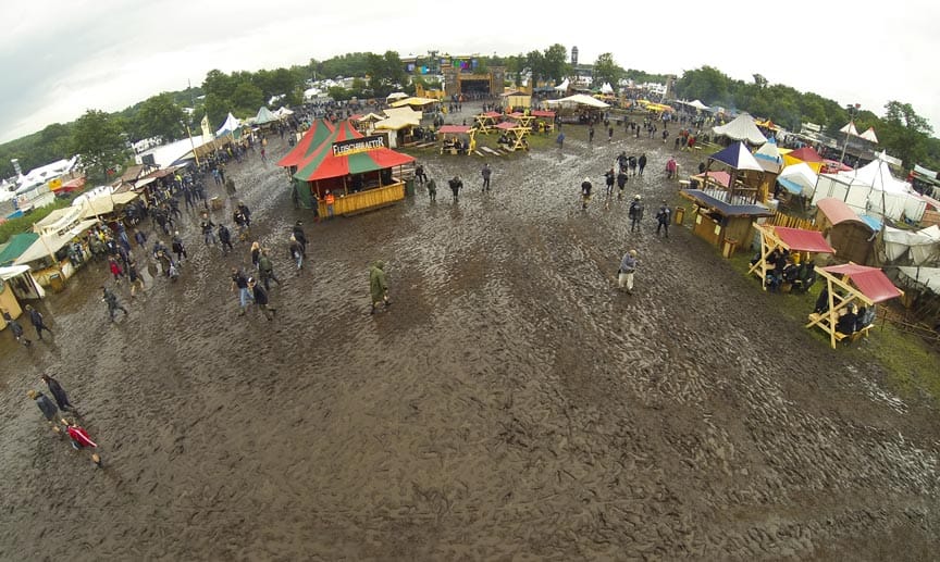 Wo man auf dem Festgelände hinschaut: Ein trockenes Fleckchen sucht man vergebens.