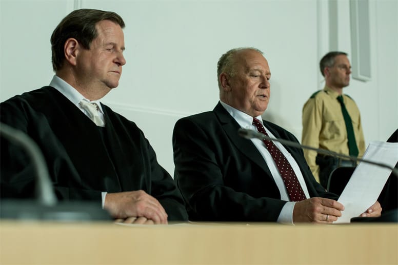 Verteidiger Hans Feigen (Hanspeter Müller-Drossaart) mit Uli Hoeneß vor Gericht in München.