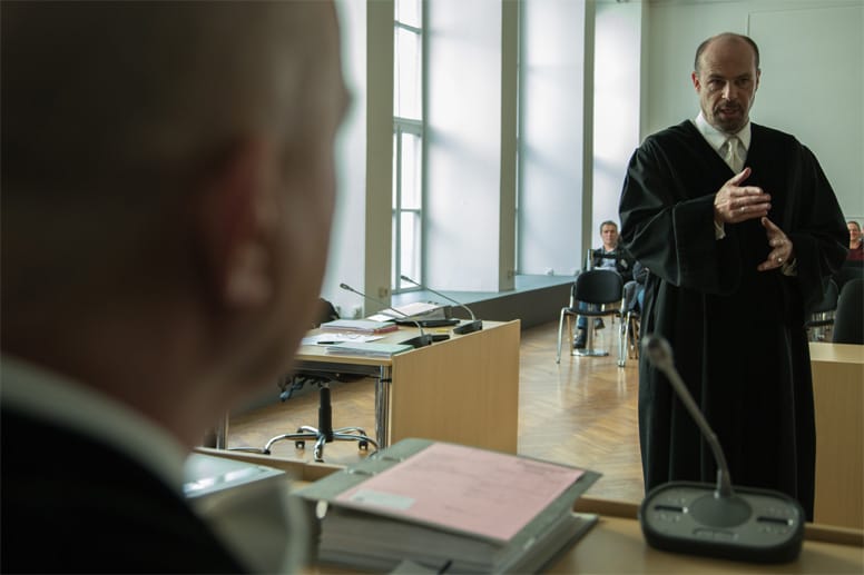 Staatsanwalt Achim von Engel (Peter Kremer, re.) äußert sich im Fall Hoeneß vor dem Vorsitzenden Richter Rupert Heindl (Uwe Preuss).
