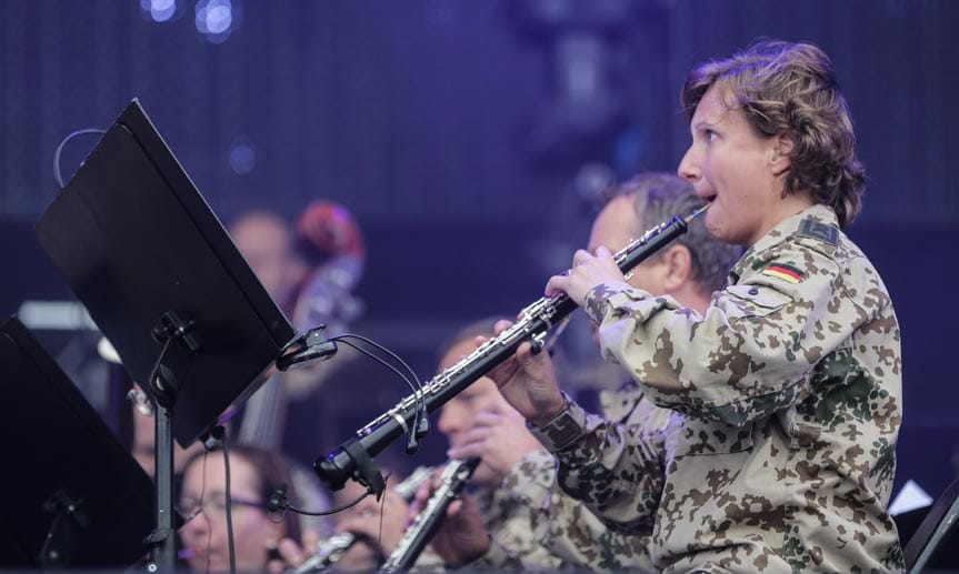 Begleitet wird U.D.O. dabei von einem Musikkorps der Bundeswehr. Wacken ist eben einfach das Festival der seltsamen Kollaborationen.