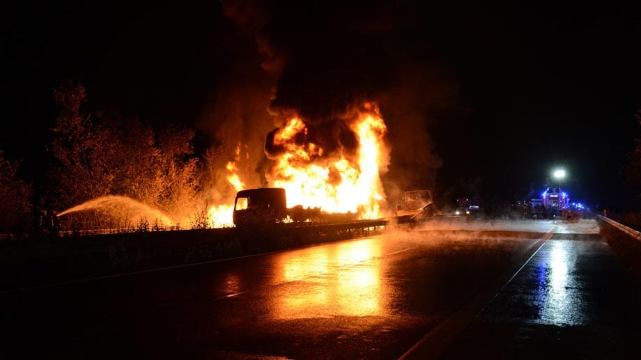 Auf der Autobahn A 67 in Hessen ist ein Tanklastzug nach einem Unfall fast vollständig ausgebrannt. Auf der Autobahn A 67 in Hessen ist ein Tanklastzug nach einem Unfall fast vollständig ausgebrannt.