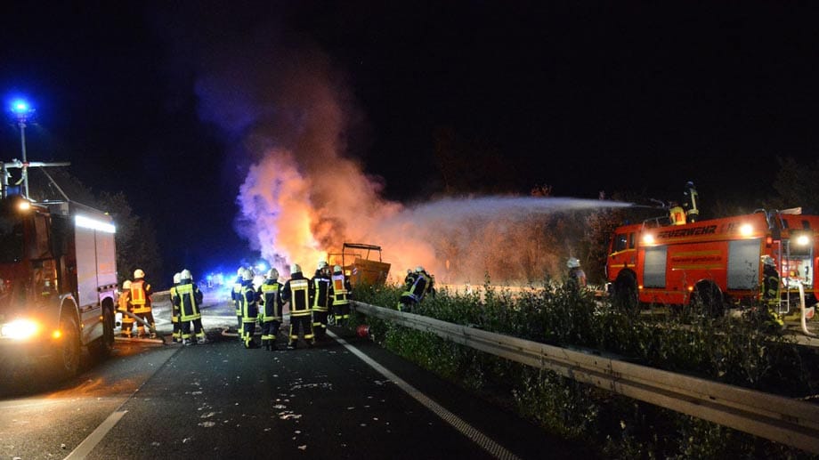 Der mit 36.000 Litern Diesel und Benzin beladene Lkw ist in ein Baustellenfahrzeug gerast. Drei Bauarbeiter wurden verletzt, konnten aber zusammen mit dem Lkw-Fahrer aus der Nähe seines brennenden Tankwagens flüchten. Der mit 36.000 Litern Diesel und Benzin beladene Lkw ist in ein Baustellenfahrzeug gerast. Drei Bauarbeiter wurden verletzt, konnten aber zusammen mit dem Lkw-Fahrer aus der Nähe seines brennenden Tankwagens flüchten.