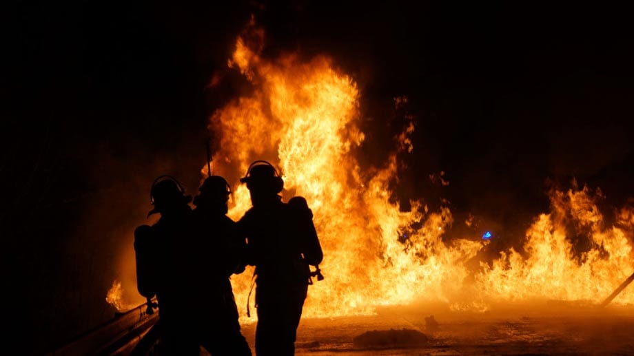 Die meterhohen Flammen griffen auch auf einen Wald an der Autobahn über. "Mal sehen, was man da überhaupt löschen kann", sagte ein Sprecher der Feuerwehr der Polizei. Die meterhohen Flammen griffen auch auf einen Wald an der Autobahn über. "Mal sehen, was man da überhaupt löschen kann", sagte ein Sprecher der Feuerwehr der Polizei.