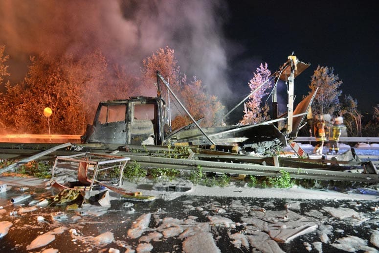 Den Einsatzkräften bot sich nach dem Brand ein Bild der Verwüstung. Die A67 wurde zwischen Gernsheim und Pfungstadt in beide Richtungen gesperrt. "Unmöglich zu sagen, wie lange die Sperrung dauert", sagte der Feuerwehr-Sprecher. Den Einsatzkräften bot sich nach dem Brand ein Bild der Verwüstung. Die A67 wurde zwischen Gernsheim und Pfungstadt in beide Richtungen gesperrt. "Unmöglich zu sagen, wie lange die Sperrung dauert", sagte der Feuerwehr-Sprecher.