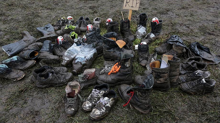 Unter diesem Bedingungen leben Schuhe nicht lange - weshalb es auf dem Festivalgelände sogar schon einen Schuhfriedhof gibt.