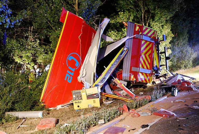 Mindestens elf Menschen wurden bei dem Unfall verletzt, drei von ihnen schwer. Mindestens elf Menschen wurden bei dem Unfall verletzt, drei von ihnen schwer.