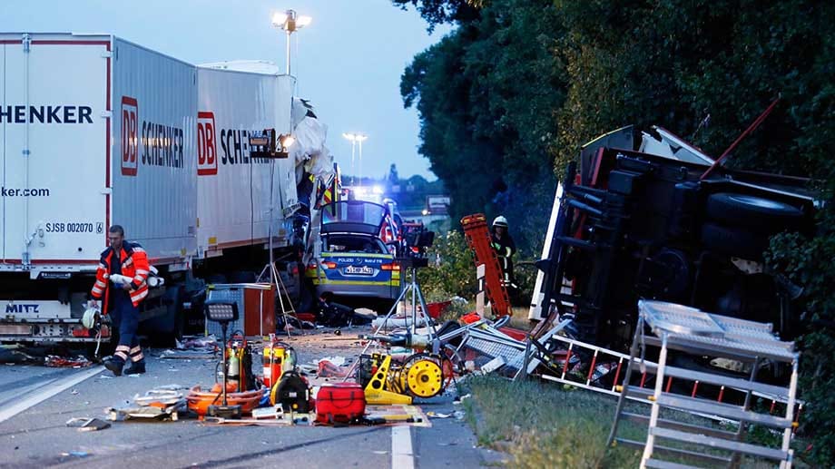 Auf der Autobahn A3 hat ein Lkw-Fahrer eine Unfallstelle übersehen und ist in die Einsatzfahrzeuge gerast. Auf der Autobahn A3 hat ein Lkw-Fahrer eine Unfallstelle übersehen und ist in die Einsatzfahrzeuge gerast.
