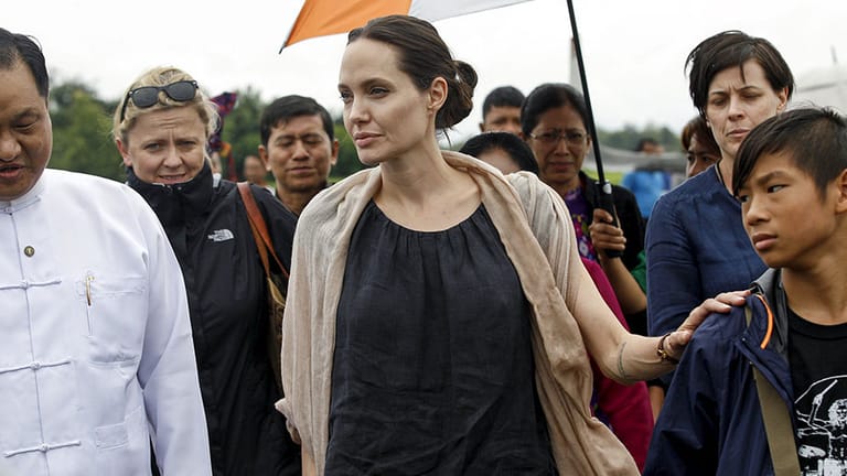 Gemeinsam mit ihrem 13-jährigen Sohn Pax (rechts) besucht Angelina Jolie Myanmar.