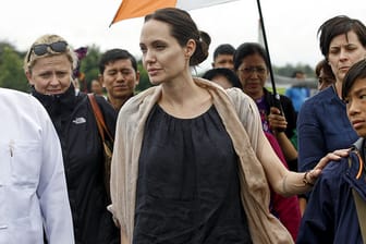 Gemeinsam mit ihrem 13-jährigen Sohn Pax (rechts) besucht Angelina Jolie Myanmar.