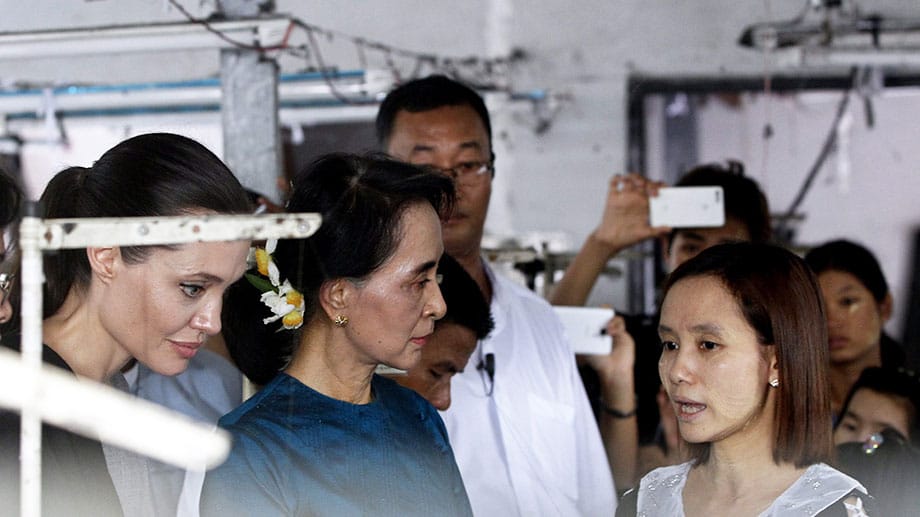 Als UN-Sondergesandte informierte sie sich unter anderem über die harten Lebensbedingungen von Frauen. Hier besucht sie mit Oppositionsführerin Aug San Suu Kyi Fabrikarbeiterinnen in Rangun.