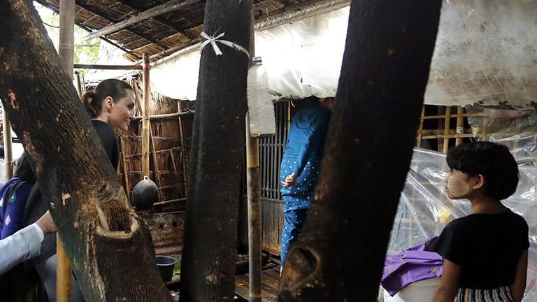 Hier besucht Jolie eine Hütte im HlaingTharYar Towsnship in Rangun.