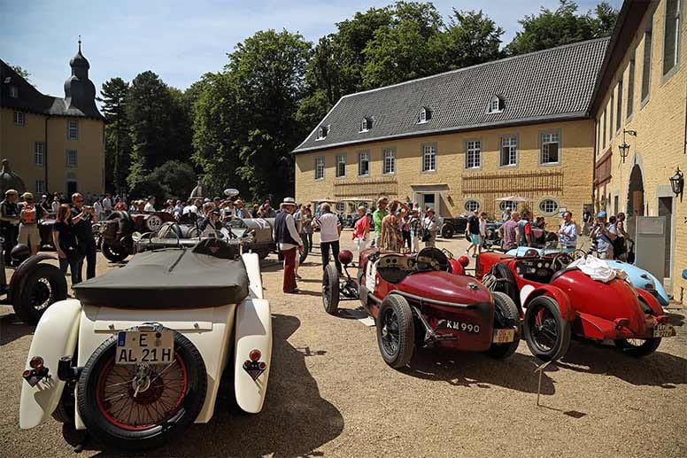 Im Innenhof des Schlosses war nicht nur das Fahrerlager für die Rennwagen aus der Zeit vor dem Zweiten Weltkrieg zu finden.