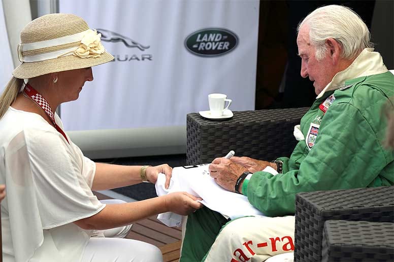 Grund zum Feiern hatte auch Norman Dewis: Der ehemalige Renn- und Testfahrer von Jaguar nahm bereits vorab Glückwünsche zu seinem 95. Geburtstag entgegen, schrieb wie der zweite Ehrengast Sir Sirling Moss fleißig Autogramme und ging dann selbst auf die Strecke.