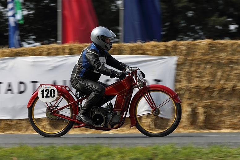 Bei den Classic Days Schloss Dyck gehen traditionell auch historische Motorräder an den Start.
