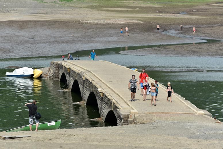 2015 ragt die Aseler Brücke schon Anfang August aus dem Wasser. Normalerweise gibt der Edersee seine Schätze erst im Herbst frei.