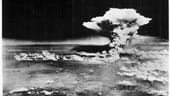 Um 8.16 Uhr detoniert die auf den Namen "Little Boy" getaufte Bombe in 600 Metern Höhe. Der charakteristische Atompilz steigt kilometerweit in die Höhe.