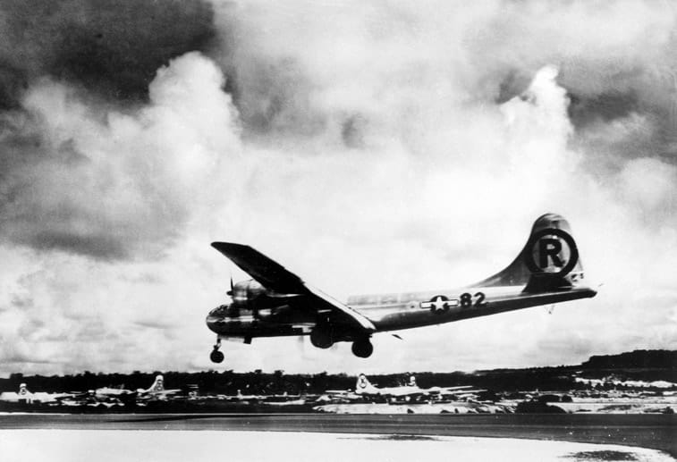 Abgeworfen wird die Bombe vom B-29-Bomber "Enola Gay" der US-Luftwaffe. "Mein Gott, was haben wir getan", schreibt Co-Pilot Robert Lewis auf dem Rückflug ins Logbuch.