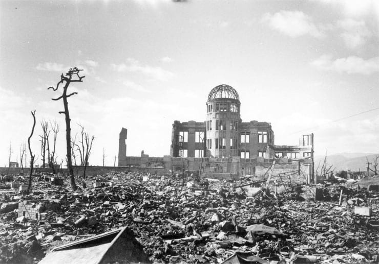Ein Test, der Zehntausenden Zivilisten das Leben kostet. In Hiroshima wird die sogenannte Atombombenkuppel zu Symbol und Mahnmal für die zerstörerische Kraft der Bombe.