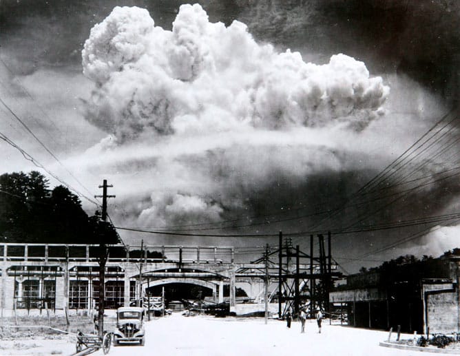 Drei Tage später werfen die Amerikaner eine zweite Atombombe über der Stadt Nagasaki ab. Nach US-Lesart zwingen sie Japan damit in die Kapitulation.