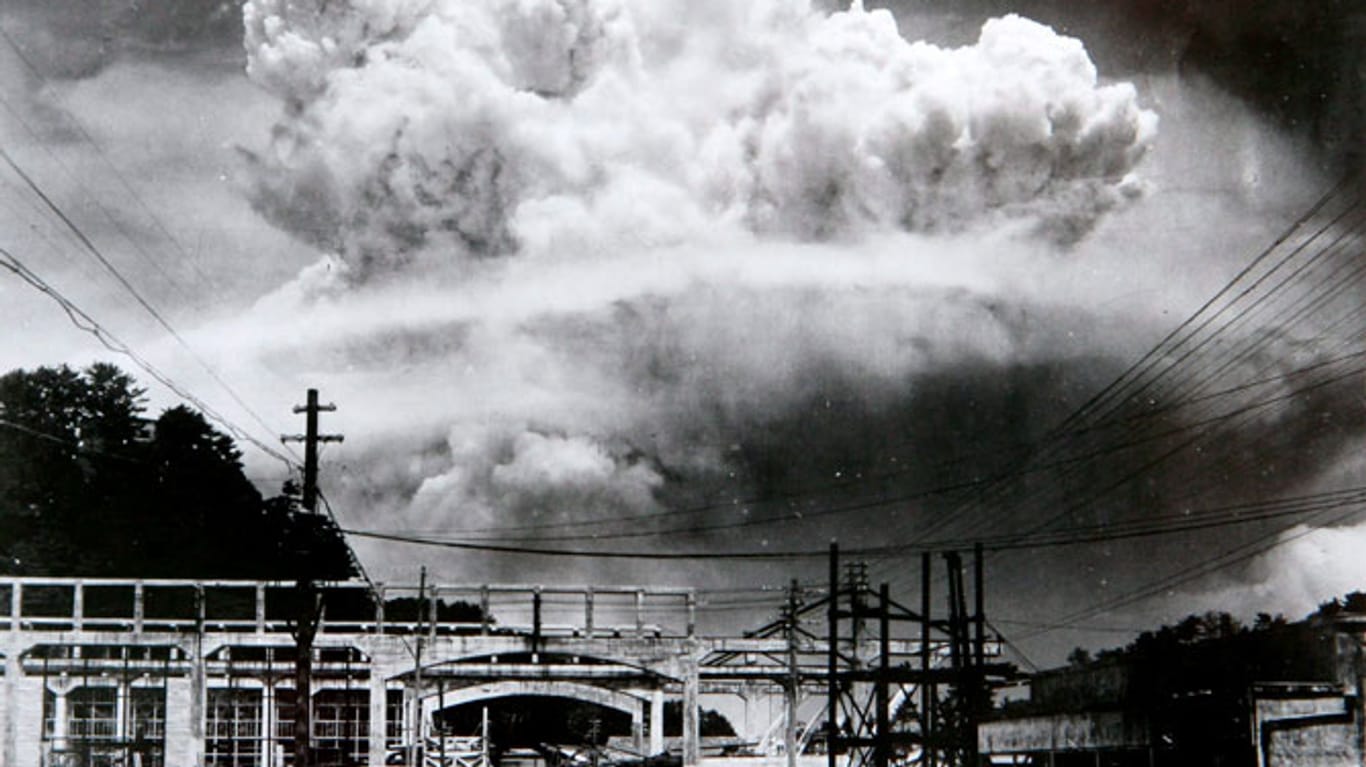 Drei Tage später werfen die Amerikaner eine zweite Atombombe über der Stadt Nagasaki ab. Nach US-Lesart zwingen sie Japan damit in die Kapitulation.