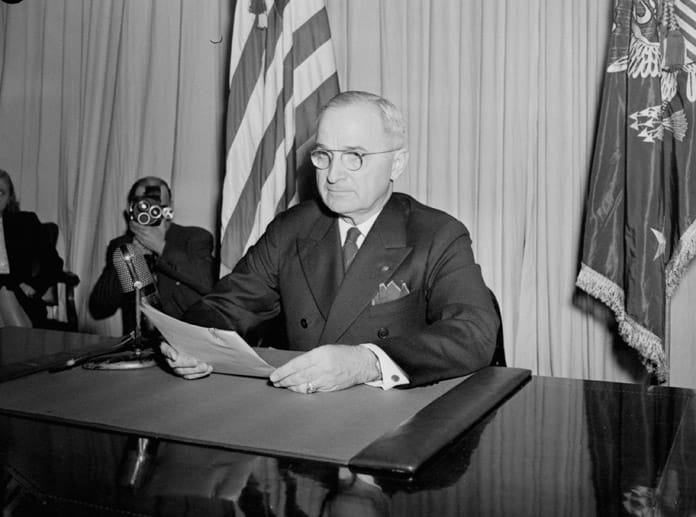 Somit bleibt die Frage, wieso US-Präsident Harry Truman den Befehl zum Abwurf gegeben hat. Insbesondere der Einsatz der zweiten Bombe "Fat Man" über Nagasaki wird kritisch hinterfragt.