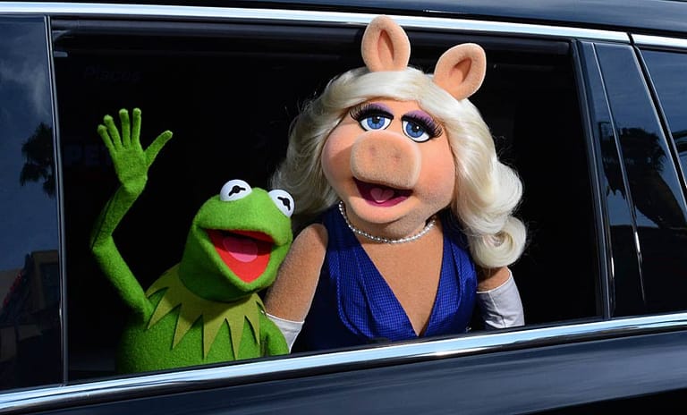 DIE Trennung des Jahres 2015: Im August gaben Miss Piggy und Kermit ihr Liebes-Aus bekannt. "Nach vorsichtigen Überlegungen, überlegten Betrachtungen und beträchtlichen Kabbeleien haben wir die schwierige Entscheidung getroffen, unsere romantische Beziehung zu beenden", teilten die beiden Muppets-Stars via Facebook und Twitter mit.