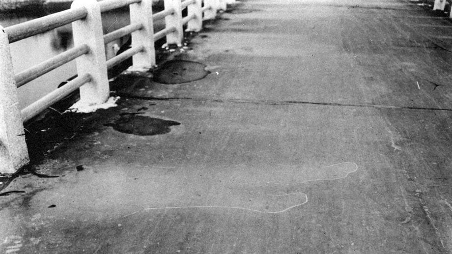 Von Opfern, die sich wenige Kilometer vom Zentrum der Detonation entfernt aufhalten, bleibt nur ein Schatten. Ihr Körper zeichnet sich auf dem Boden oder vor einer Wand ab, nachdem sie verdampft sind.