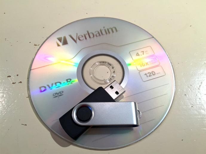 Die Nutzung eines USB-Sticks oder einer DVD hat den Vorteil, dass man bei künftigen Neuinstallationen, oder wenn man die Software auf mehrere Rechner verteilen will, nicht immer wieder das gesamte System neu aus dem Netz ziehen muss.