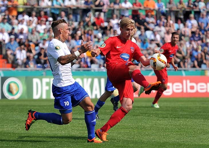 Der FK Pirmasens empfängt den FC Heidenheim. Der Regionalligist ist zwar engagiert, doch der Favorit lässt nichts anbrennen. Der Zweitligist führt zur Halbzeit mit 2:0 und siegt 4:1.