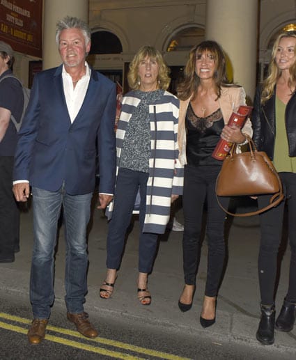 Der Sänger im August 2015 gemeinsam mit seiner Familie nach einem Theaterbesuch in London. Ganz rechts ist seine Tochter Layla zu sehen, die brünette Dame ist Ehefrau Stacey Smith.
