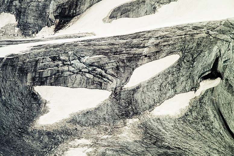 Auch im Hochsommer herrschen auf den Bergen angenehme Wandertemperaturen. Auf dem Weg nach Meran erspähen Alpenüberquerer somit auch noch gut erhaltene Gletscher in einzigartigen Formen.
