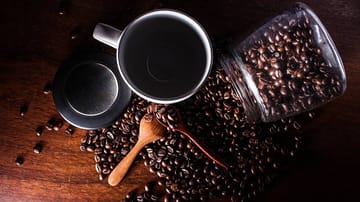 Sie haben Bohnen beim lokalen Röster gekauft? Prima - das ist eine gute Voraussetzung für den perfekten Filterkaffee. Nun müssen Sie diese nur noch ordentlich mahlen: also nicht ungleichmäßig groß und nicht dabei erhitzen.