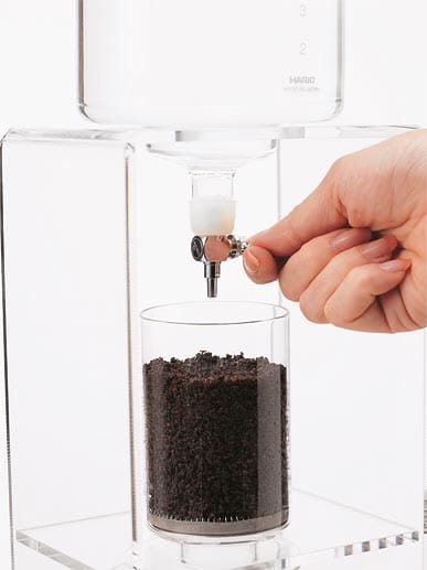 Öffnet man das Ventil des oberen Behälters, tropft kaltes Wasser zunächst ins Kaffeepulver und anschließend in die Kanne.