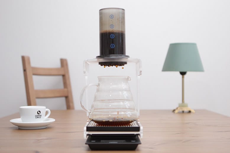 Die AeroPress bietet eine weitere Variante: Sie bestehet aus einem Brühzylinder, einem Presskolben und einem Kaffeefilter an der Unterseite des Brühzylinders. Im Zylinder mischt sich das Kaffeepulver mit Wasser, der Presskolben drückt den Kaffee durch einen Filter in die Kanne.