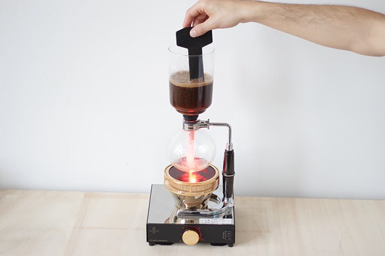 Eine weitere Methode ist das Brühen im Siphon. Hierbei erhitzt eine Halogenlampe oder ein Spiritusbrenner Wasser in einem gläsernen Kubus, bis dieses durch ein Rohr in den obenliegenden Kaffeebehälter steigt. Der entstandene Unterdruck zieht den fertigen Kaffee wieder ins Glas.