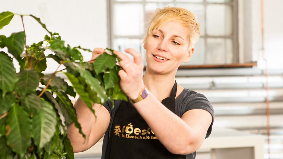 Erna Tosberg unterrichtet in Kursen der Kaffeeschule Münster, wie der Filterkaffee fehlerfrei gelingt. Sie ist Deutsche Barista Meisterin 2013. Wie man solch eine Expertin wird? "Aus Spaß am Probieren", erzählt sie.