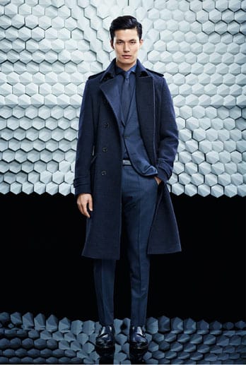 Der Mantel in Dunkelblau ist im kommenden Herbst und Winter gern gesehen, hier ein Modell von Boss (Mantel ca. 600 Euro, Anzug ca. 530 Euro, Schuhe ca. 320 Euro).