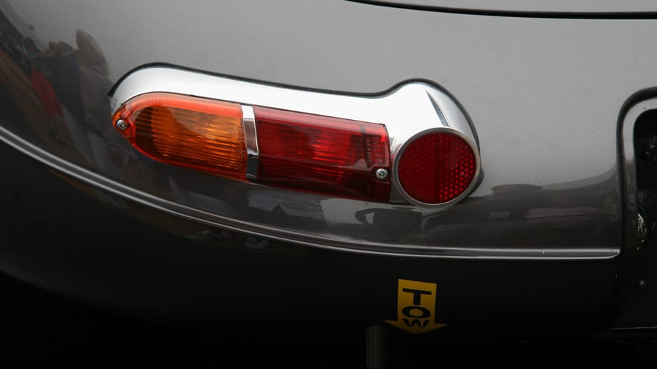 Die sechs neuen Modelle des Jaguar E-Type Lightweight sind längst verkauft - für umgerechnet etwa 1,4 Millionen Euro das Stück.
