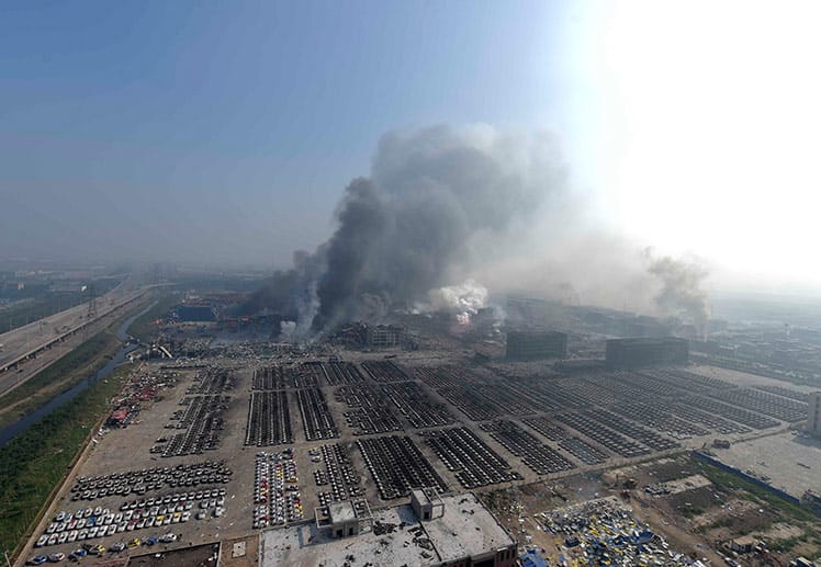 Schwere Explosionen erschüttern die chinesische Millionenmetropole Tianjin: Kilometerweit sind schwarze Rauchwolken zu sehen.