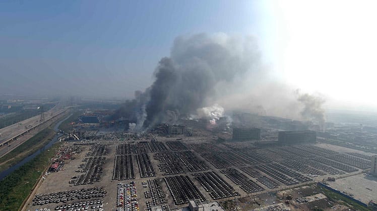 Schwere Explosionen erschüttern die chinesische Millionenmetropole Tianjin: Kilometerweit sind schwarze Rauchwolken zu sehen.