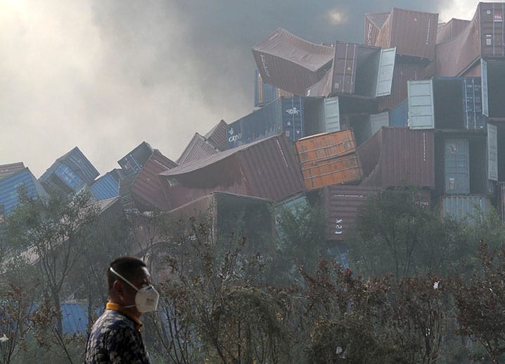 Haushoch stapeln sich nach der Katastrophe die zerstörten und von den Explosionen durcheinandergewirbelten Frachtcontainer.