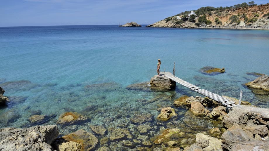 Wer in Ibiza noch nicht überlaufene Badestellen sucht, wird in Cala d'Hort fündig.